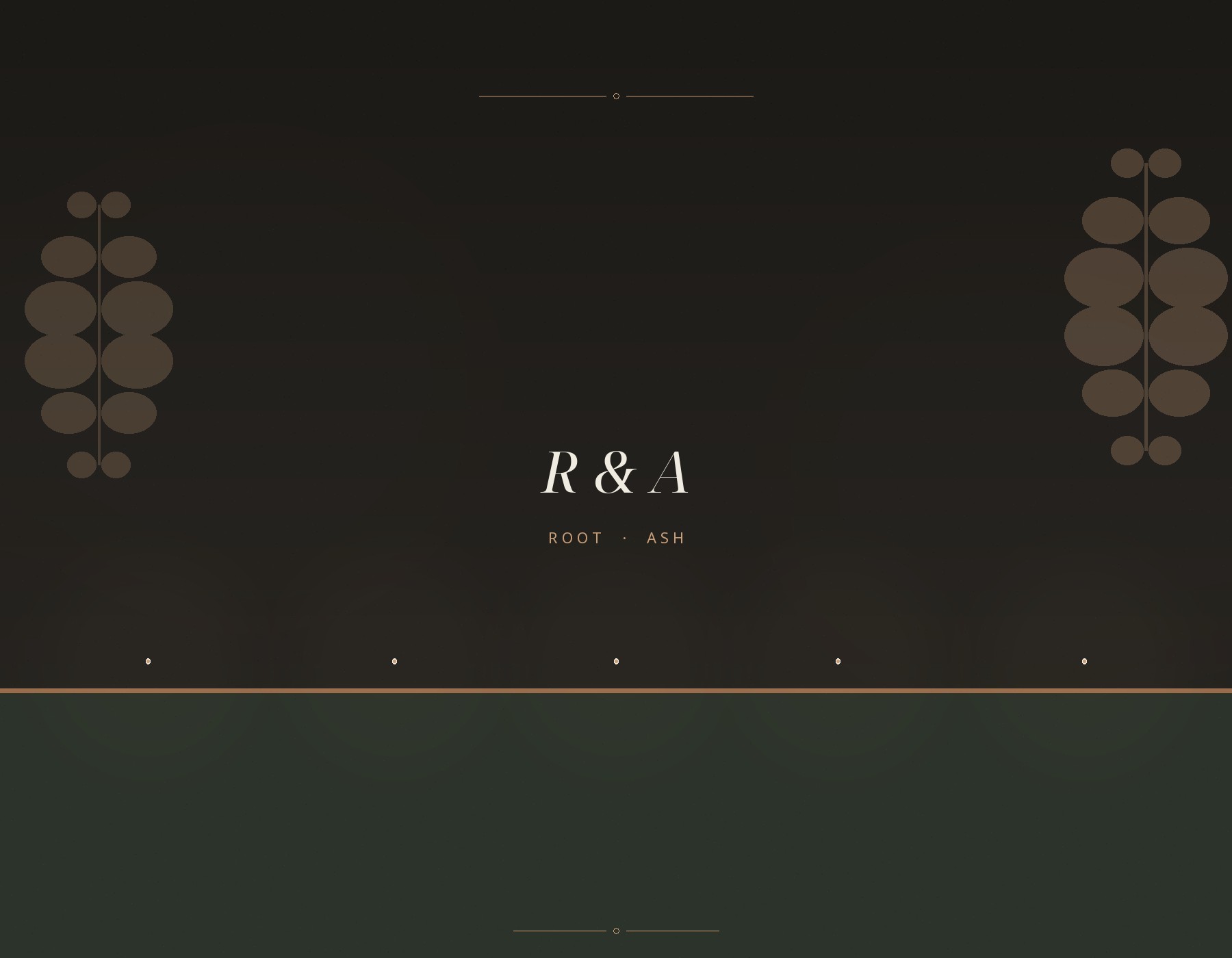 Gedekte tafel bij Root & Ash — koperen kaarsen, foraged groen
